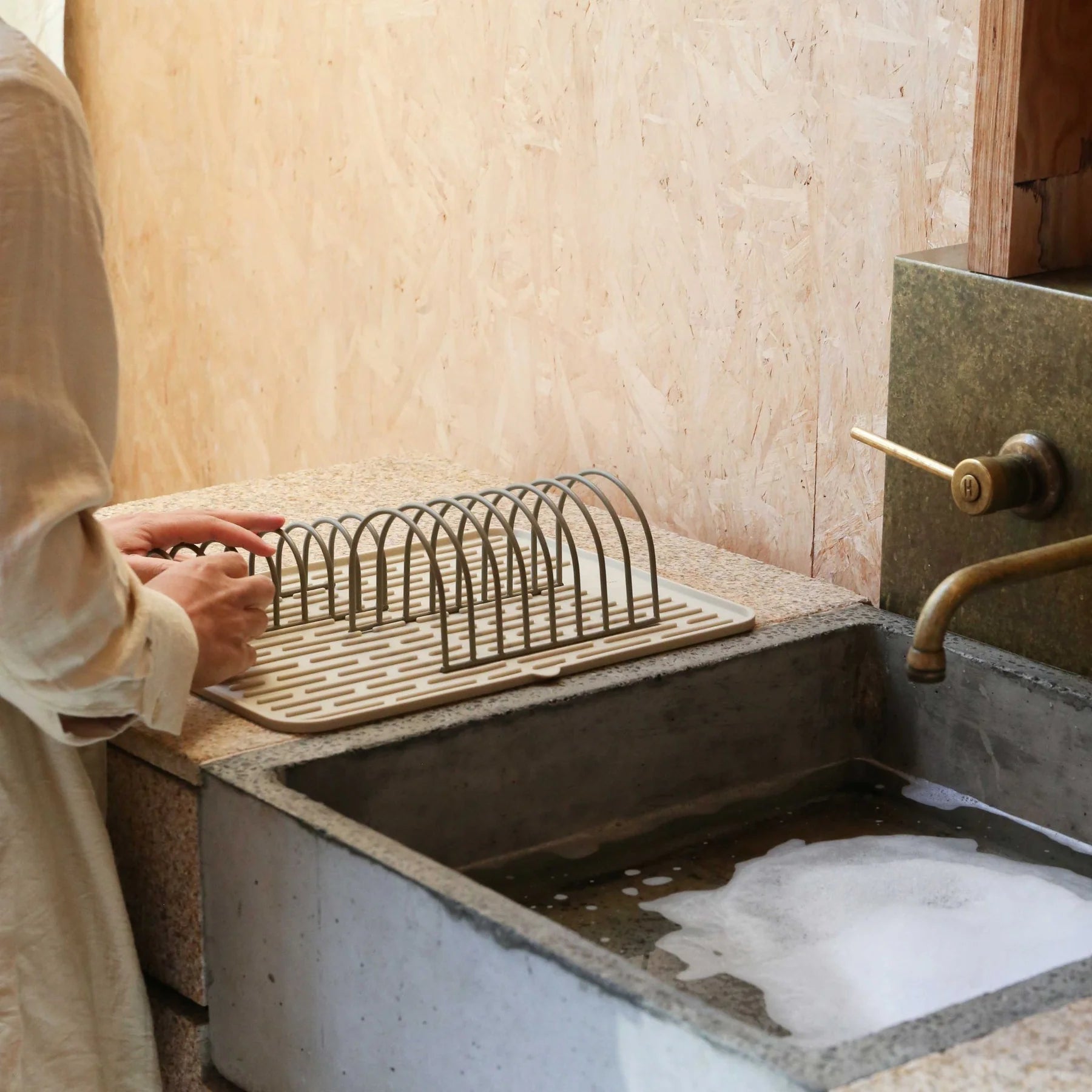 Folding Silicone Drying Mat Large w/ Drainage Mouth