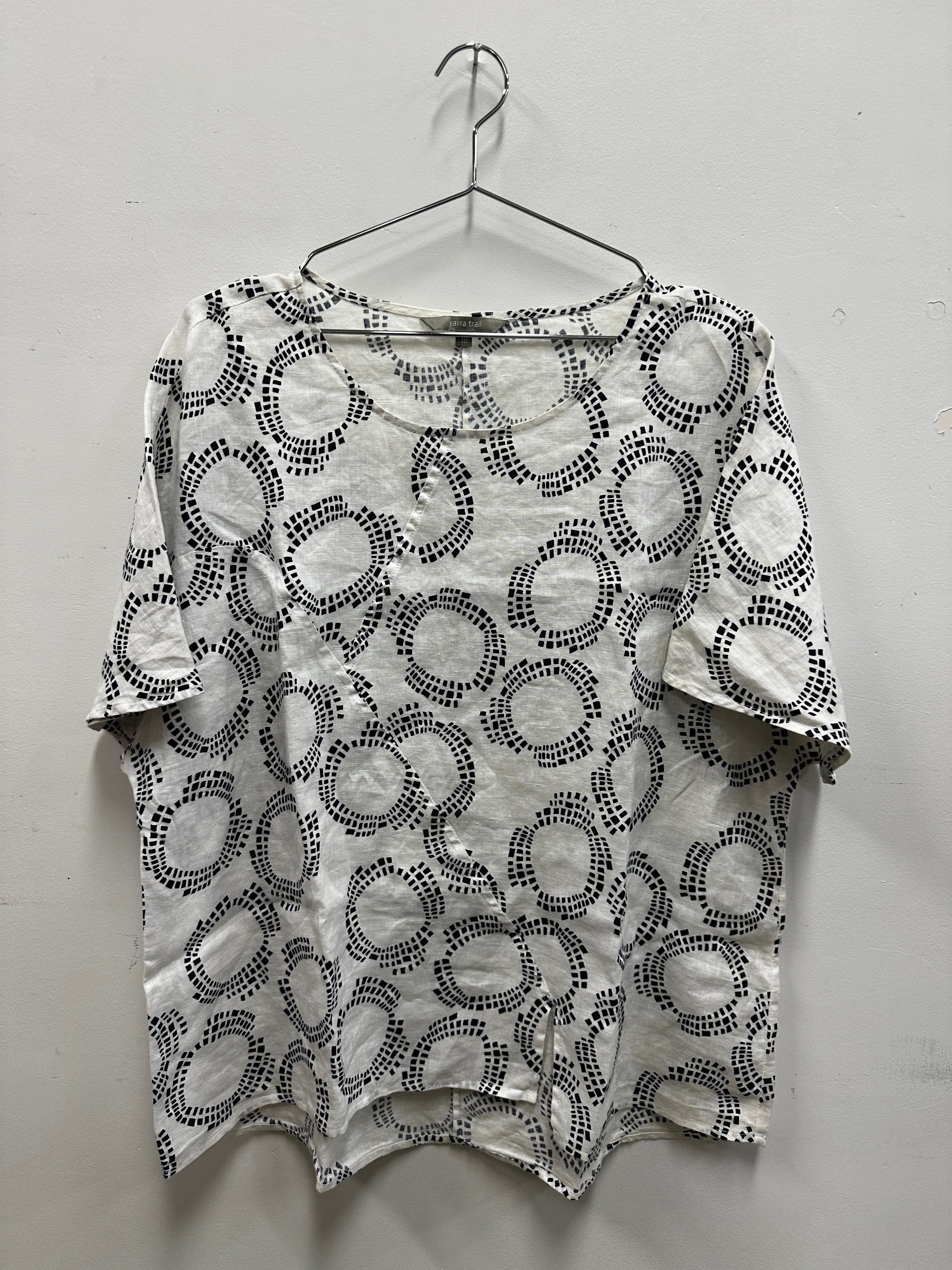 Yarra Trail black and white shirt - 18